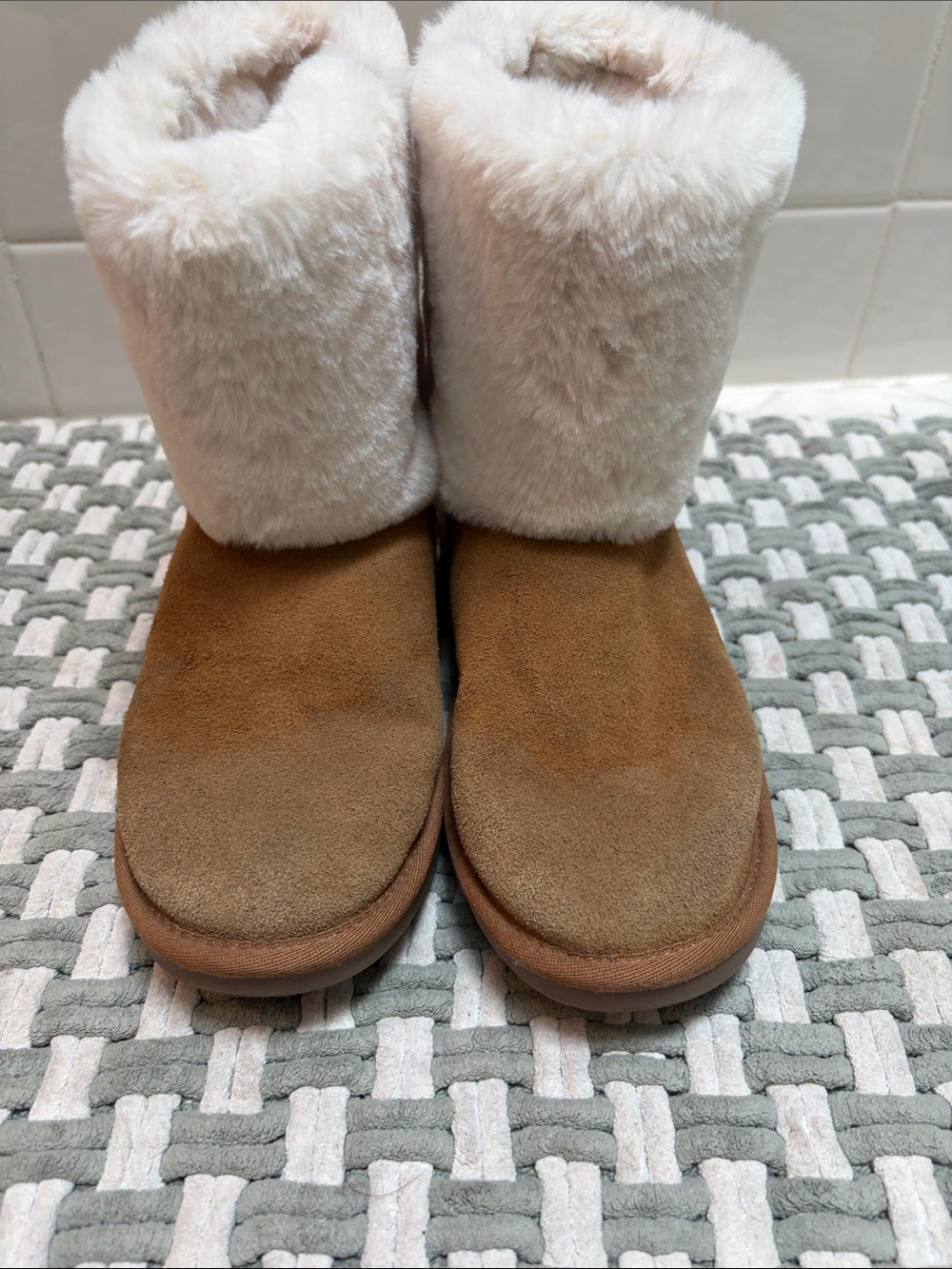 Koolaburra bu Ugg Kids Tan Suede Boots with Cream Faux-Fur Cuff size 3